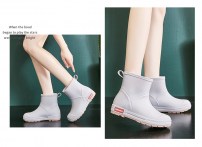 Стильные женские резиновые полуботинки фото